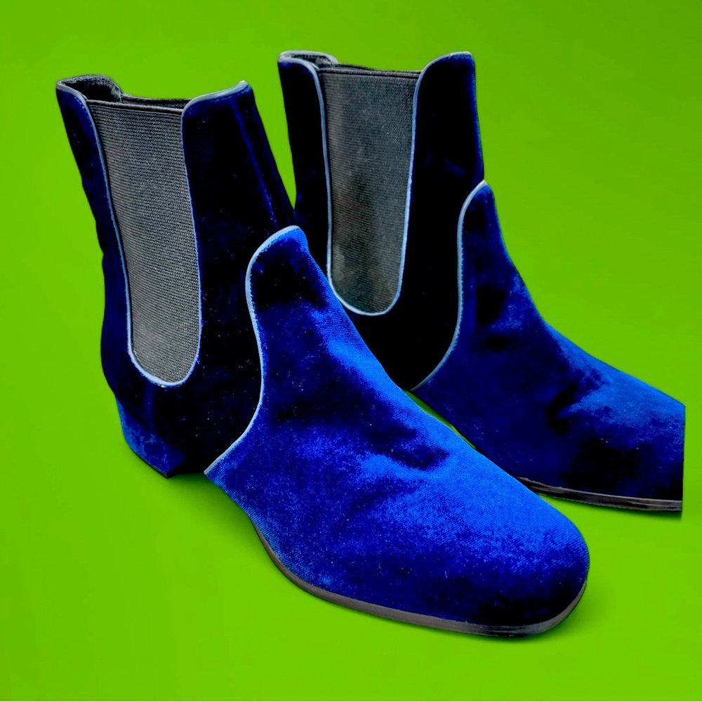 New In Box. Italian designer Bruno Premi Velvet Booties shoes Italian size: 40